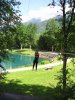 Kassandra en tyrolienne au dessus du lac.